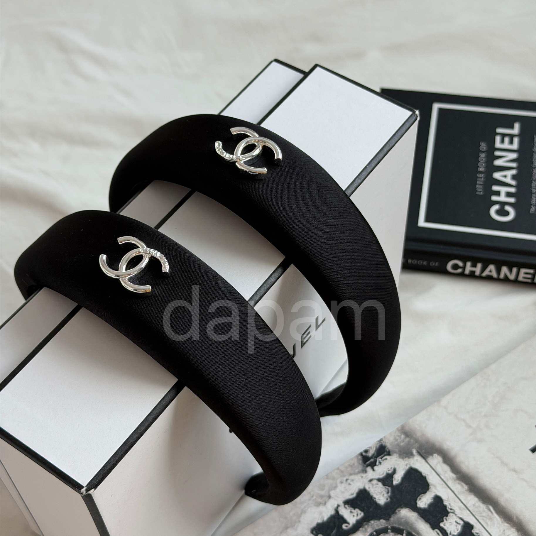 샤넬 CC 로고 블랙 새틴 머리띠