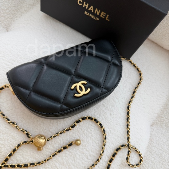 샤넬 반달 크로스백 새들백 노벨티 샤넬뷰티